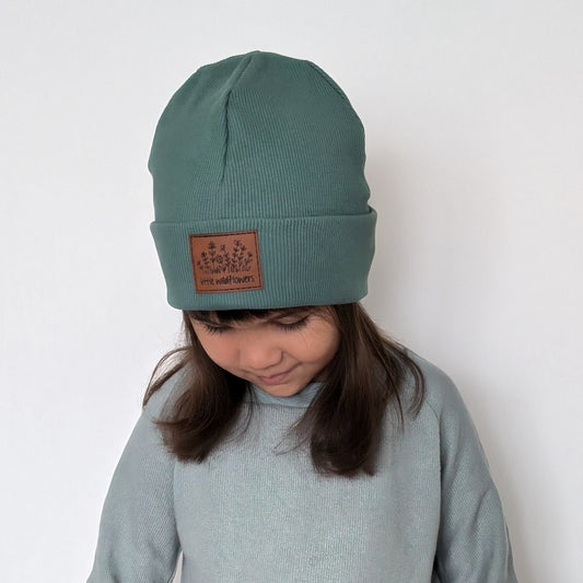 Winterbeanie mit Lederlabel Salbei